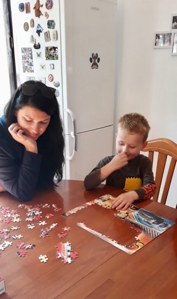kid and Maja doing puzzle